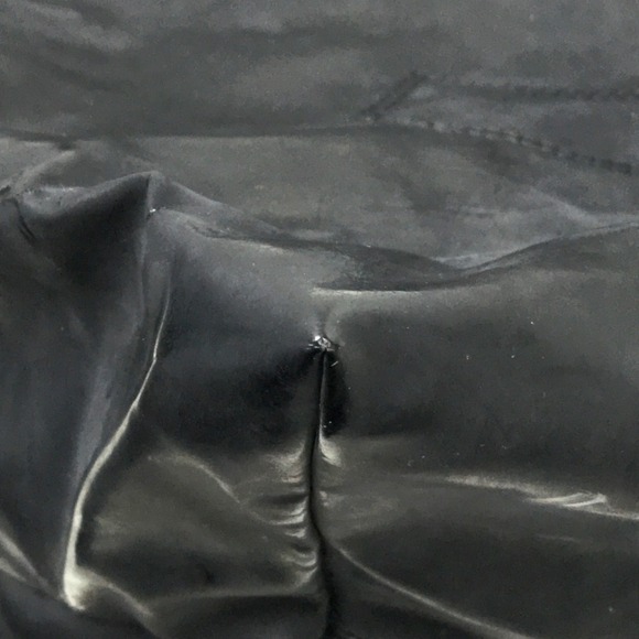 CHANEL Black Leather Shoulder Bag - Picture 4 of 9